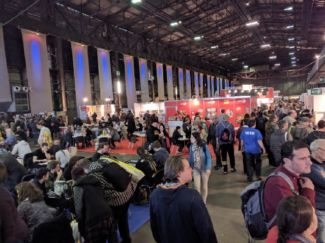 Viele Leute, aber wesentlich entspannter als bei der SPIEL in Essen. :-)