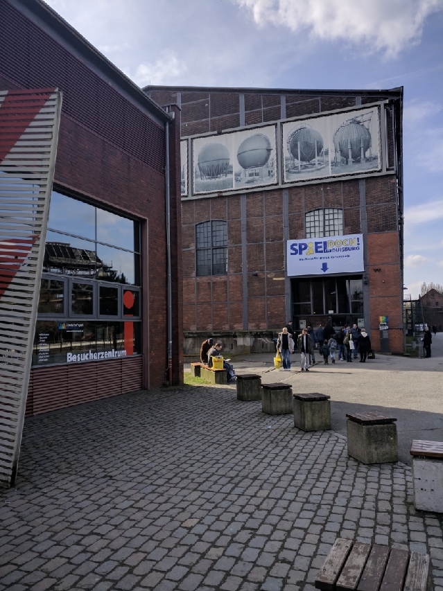 Vor der Kraftzentrale im Landschaftspark Duisburg Nord.