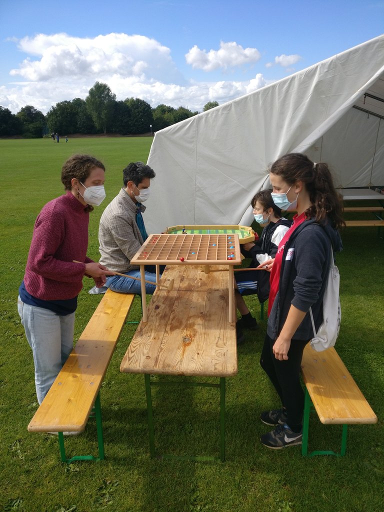 Piratenbillard und Tischfußball.